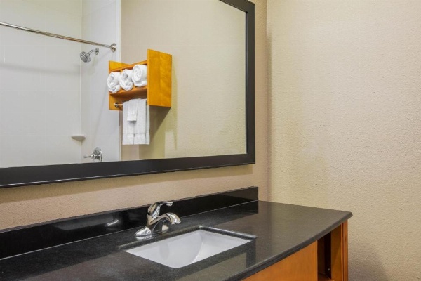 La Quinta Inn & Suites by Wyndham West Little Rock image 30
